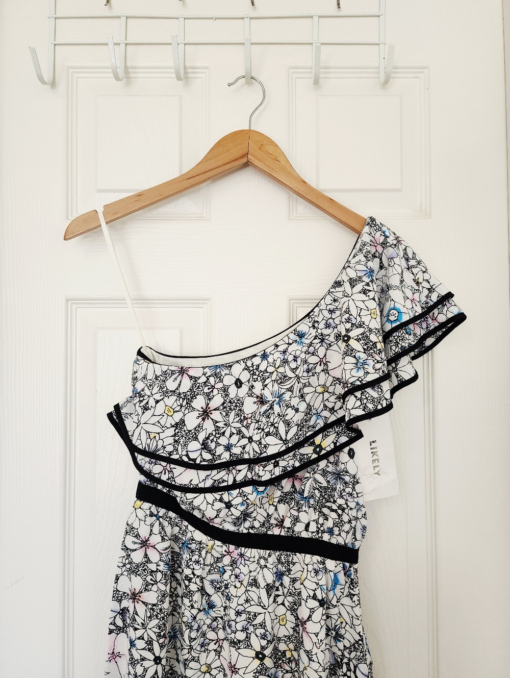 NWT Likely One-Shoulder Floral Ruffle Dress in White with Black Trim Size 0 - Picture 3 of 6